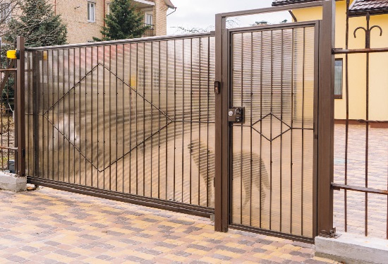 Купить ворота из профлиста с элементами ковки, с металлическими столбами в рамке или под дерево в Бердске от 152985 руб